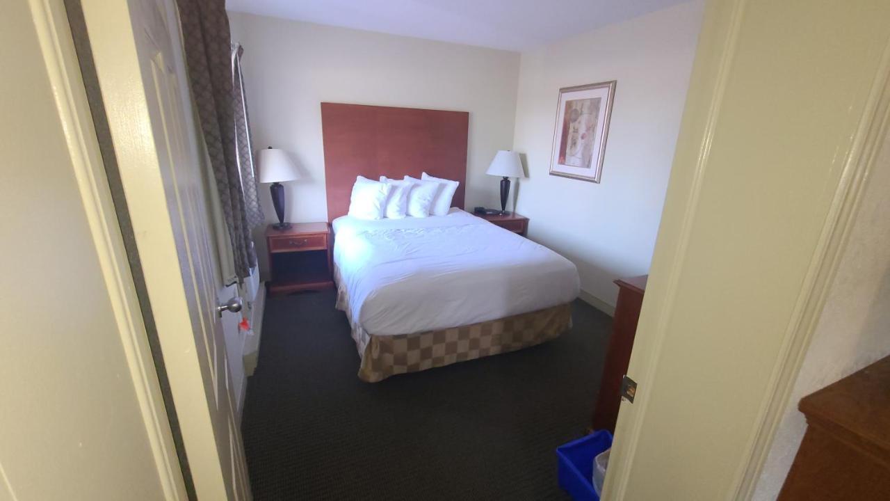 Travelodge By Wyndham Gananoque Exterior photo