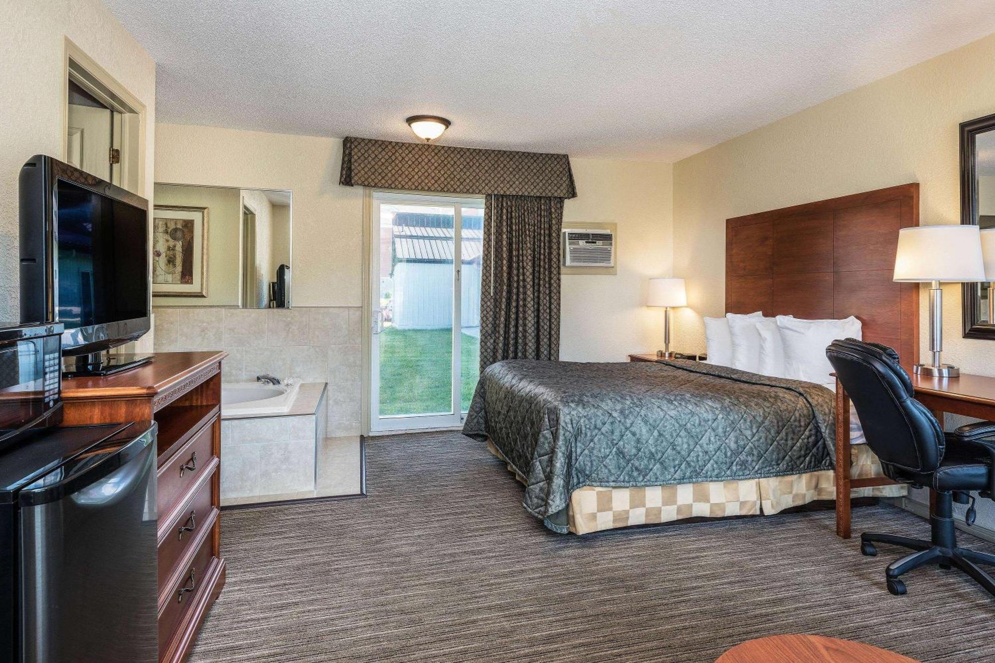 Travelodge By Wyndham Gananoque Exterior photo
